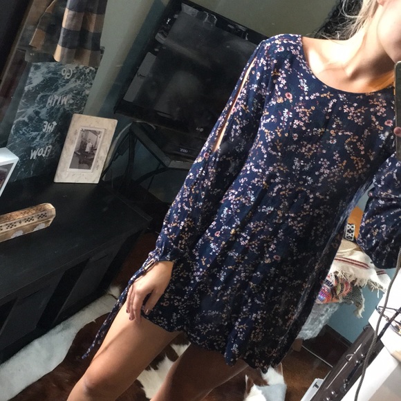 American Eagle Outfitters Tops - American Eagle open slit arm flower dress/shirt